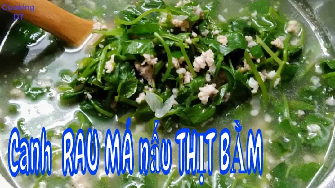 Múc canh ra tô rồi thưởng thức