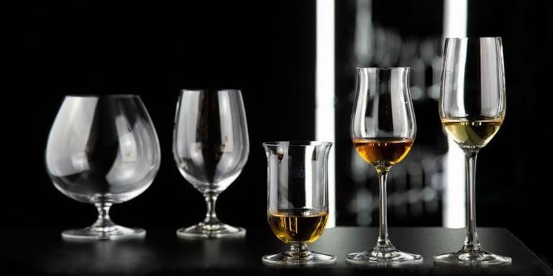 Một số mẫu ly phổ biến thường được dùng khi uống rượu mạnh